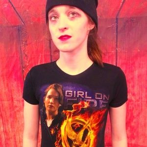THE HUNGER GAMES "Girl on Fire" Ladies' XS T-Shirt
